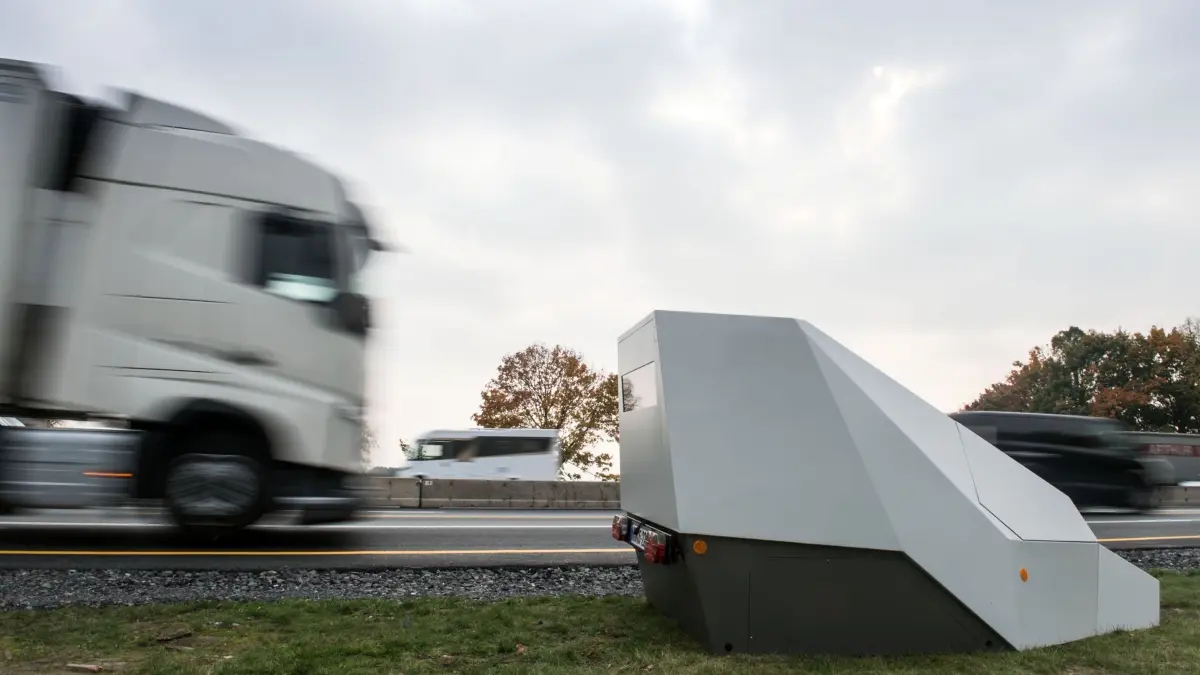 Blitzeranhänger: ARCHIV - 17.10.2017, NA, Kamen: Fahrzeuge passieren an der Autobahn A1 bei Kamen einen sogenannten «Enforcement Trailer», eine mobile Anlage zur Geschwindigkeitsmessung. (zu dpa: «Blitzeranhänger beschädigt und umgekippt») Foto: Bernd Thissen/dpa +++ dpa-Bildfunk +++