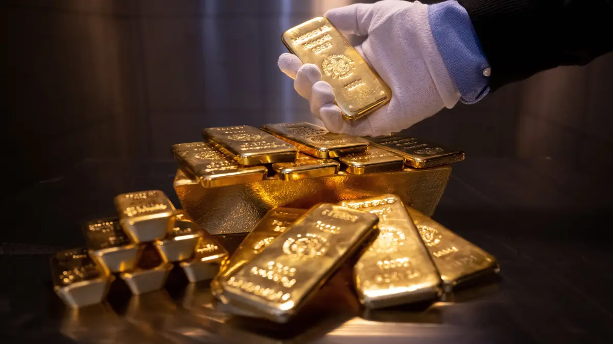 Goldbarren liegen auf einem Tisch. (zu dpa: «Bande schmuggelte 7.000 Kilo Gold mit Autos in die Schweiz») +++ dpa-Bildfunk +++