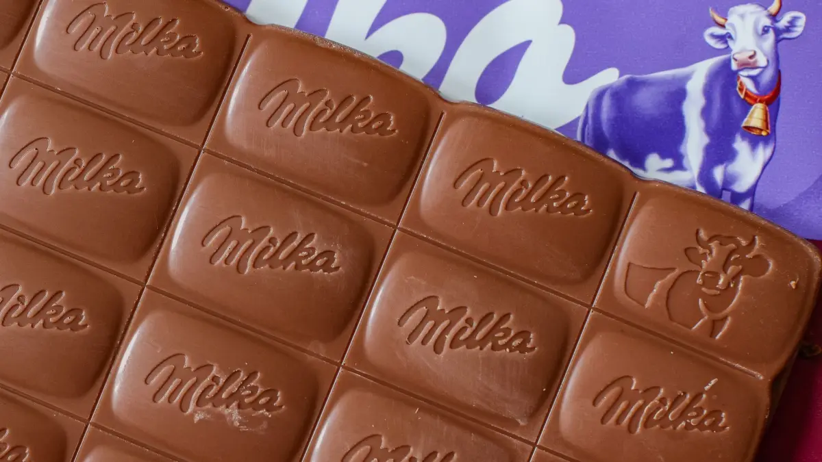 Milka-Schokolade: ARCHIV - 21.01.2025, Sachsen, Leipzig: Eine Tafel Alpenmilch-Schokolade von Milka liegt auf einem Tisch. (zu dpa: ««Mogelpackung» Milka? Verbraucherschützer ziehen vor Gericht») Foto: Jan Woitas/dpa +++ dpa-Bildfunk +++