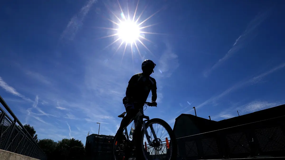 ARCHIV - 17.05.2017, Nordrhein-Westfalen, Wuppertal: Ein Radfahrer fährt trotz Hitze über eine Straße. (zu dpa: «Leipzig belegt bundesweit Platz 4 beim Stadtradeln») Foto: Oliver Berg/dpa +++ dpa-Bildfunk +++