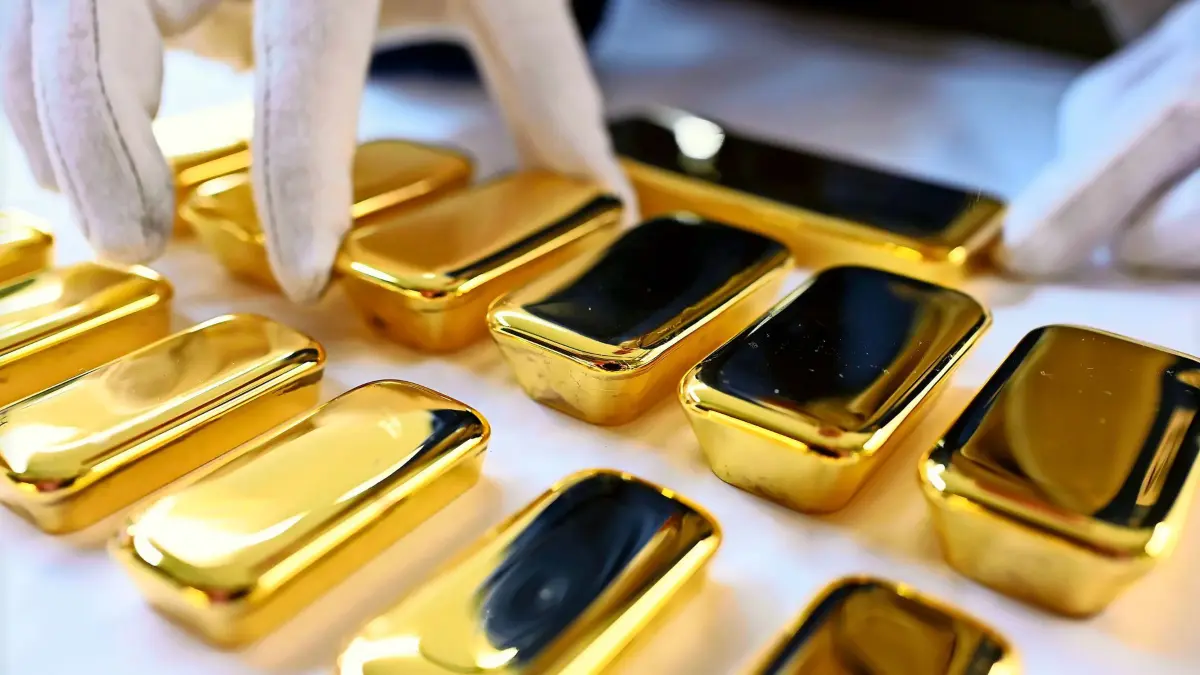 ARCHIV - 20.03.2023, Baden-Württemberg, Pforzheim: Bei der Agosi AG in Pforzheim werden frisch gegossene Goldbarren gezeigt, die einen Feingoldgehalt von 99,99 Prozent haben (obere Reihe 1 Kilogramm je Stück, mittlere Reihe 500 Gramm je Stück, untere Reihe 250 Gramm je Stück). (zu dpa: «Goldpreis mit weiterem Rekord») Foto: Uli Deck/dpa +++ dpa-Bildfunk +++