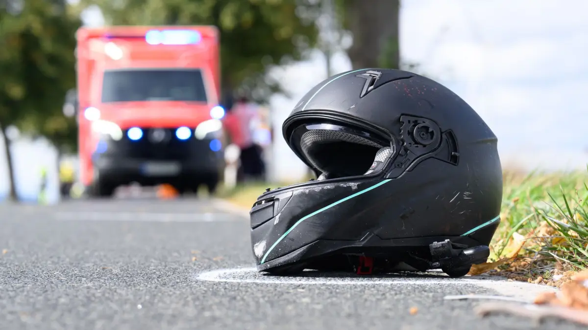 Motorrad und Pedelec stoßen zusammen: 03.09.2025, Niedersachsen, Schulenburg: Der Helm einer Motorradfahrerin liegt nach einem Unfall auf der Kreisstraße 204 zwischen Schulenburg in der Region Hannover und Adensen im Landkreis Hildesheim. Am Abzweig zur Marienburg sind am Vormittag eine Motorradfahrerin und ein Pedelecfahrer zusammengestoßen. Foto: Julian Stratenschulte/dpa +++ dpa-Bildfunk +++