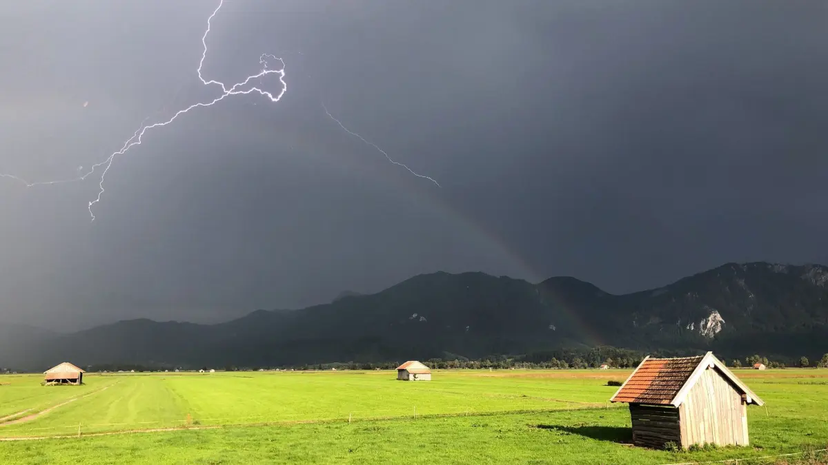 Blitz zuckt über den bayerischen Voralpen: ARCHIV - 24.08.2019, Bayern, Schlehdorf: Vor allem Gewitter bergen Gefahren für Wanderer. (zu dpa: «Gewitter und Starkregen für Bayern erwartet») Foto: Valentin Gensch/dpa/dpa-tmn +++ dpa-Bildfunk +++
