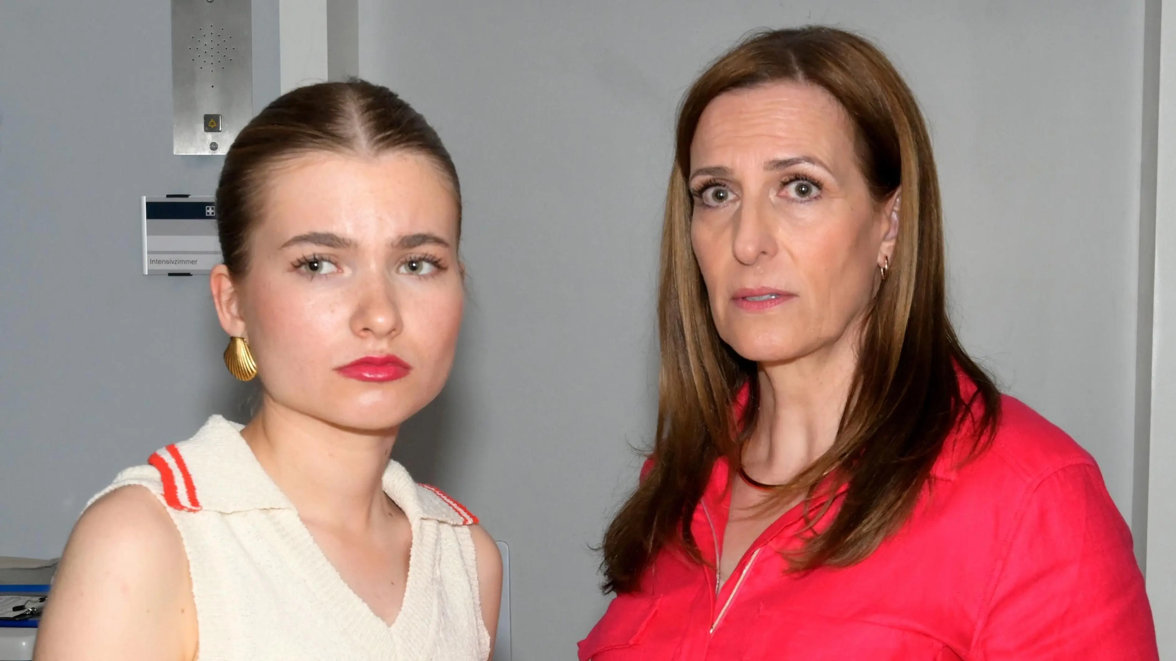 .Johanna (Charlott Reschke, l.) und Katrin (Ulrike Frank) haben große Angst um Gerner.