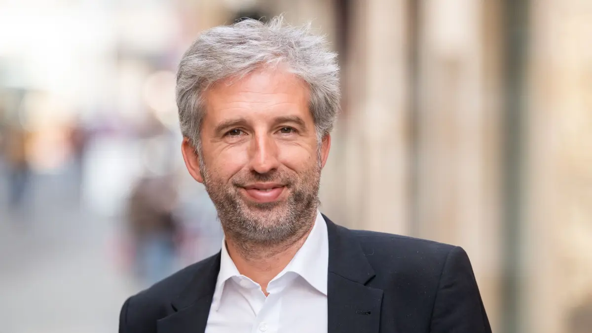 Tübingens Oberbürgermeister Palmer: PRODUKTION - 13.10.2023, Baden-Württemberg, Tübingen: Boris Palmer (parteilos), Tübingens Oberbürgermeister lächelt in der Innenstadt in die Kamera des Fotografen. (zu dpa: «Palmer wendet sich vor AfD-Debatte mit Brief an die Bürger») Foto: Silas Stein/dpa +++ dpa-Bildfunk +++