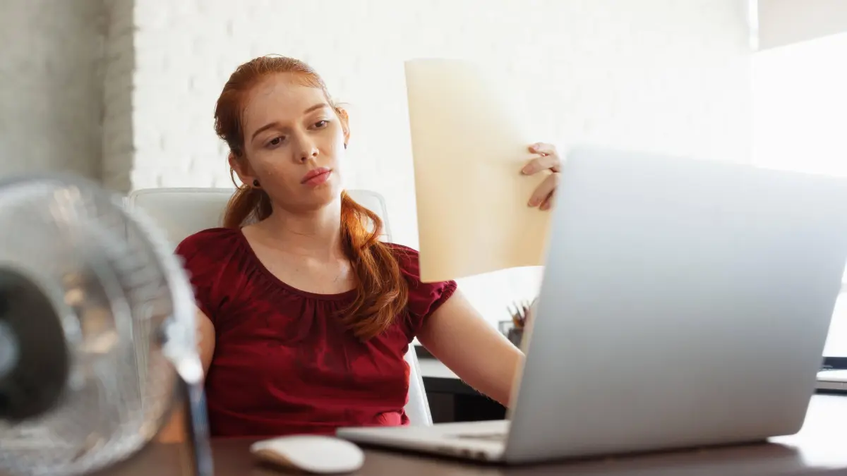 hitze,erschöpft,büroangestellte,computerarbeitsplatz *** heat,exhausted,office assistant,computer workstation jza-h4c,mo: hitze,erschöpft,büroangestellte,computerarbeitsplatz *** heat,exhausted,office assistant,computer workstation jza-h4c,model released, Symbolfoto