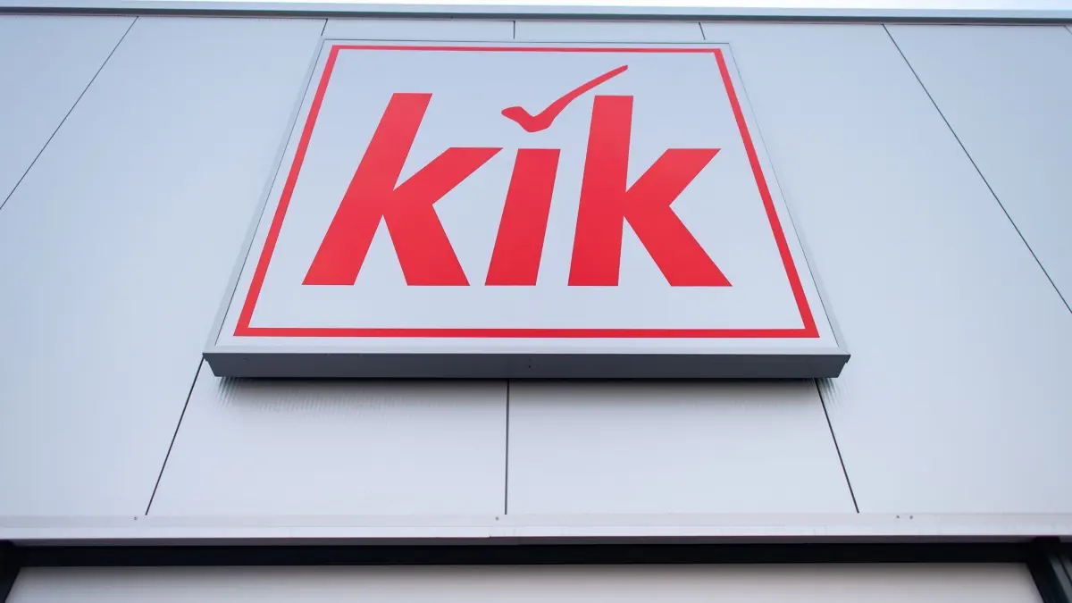 Logo des Textildiscounters Kik: ARCHIV - 01.02.2019, Nordrhein-Westfalen, Hamm: «Herzlich Willkommen» steht über der Eingangstür einer neuen Filiale des Textildiscounters Kik. Am Donnerstag hat der langjährige Chef Patrick Zahn überraschend seine Tätigkeit als CEO beendet. (zu dpa: «Langjähriger Kik-Chef Zahn verlässt Textildiscounter») Foto: Guido Kirchner/dpa +++ dpa-Bildfunk +++