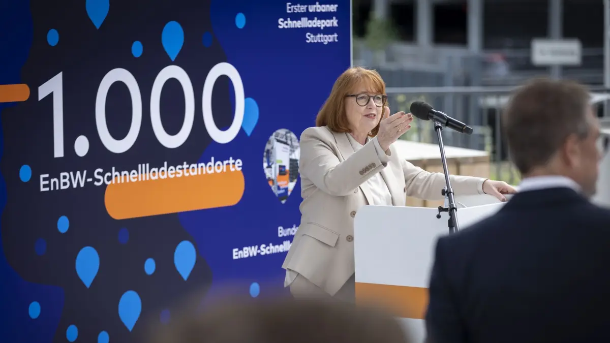 Stuttgart, Baden-Württemberg, 21.09.2023:
Die EnBW nimmt an ihrem Unternehmenssitz in Stuttgart in der Schelmenwasenstraße die 1000 Schnellladestation in Betrieb. Zu dem Anlass haben neben Andreas Schell (Vorstandsvorsitzender der EnBW) und Colette Rückert-Hennen (zuständige EnBW-Vorständin für Vertrieb und E-Mobilität) auch Winfried Kretschmann (Bündnis 90/Die Grünen, Ministerpräsident des Landes Baden-Württemberg) und Winfried Hermann (Bündnis 90/Die Grünen, Minister für Verkehr im Kabinett Kretschmann III des Landes Baden-Württemberg) an der Veranstaltung teil genommen.
Im Bild: Colette Rückert-Hennen