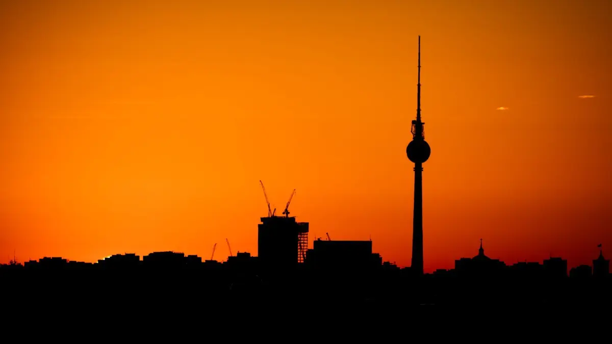 Berlin am Morgen: 04.09.2025, Berlin: Der Himmel färbt sich vor Sonnenaufgang vom Drachenberg aus gesehen hinter dem Berliner Fernsehturm rot. Foto: Christoph Soeder/dpa +++ dpa-Bildfunk +++