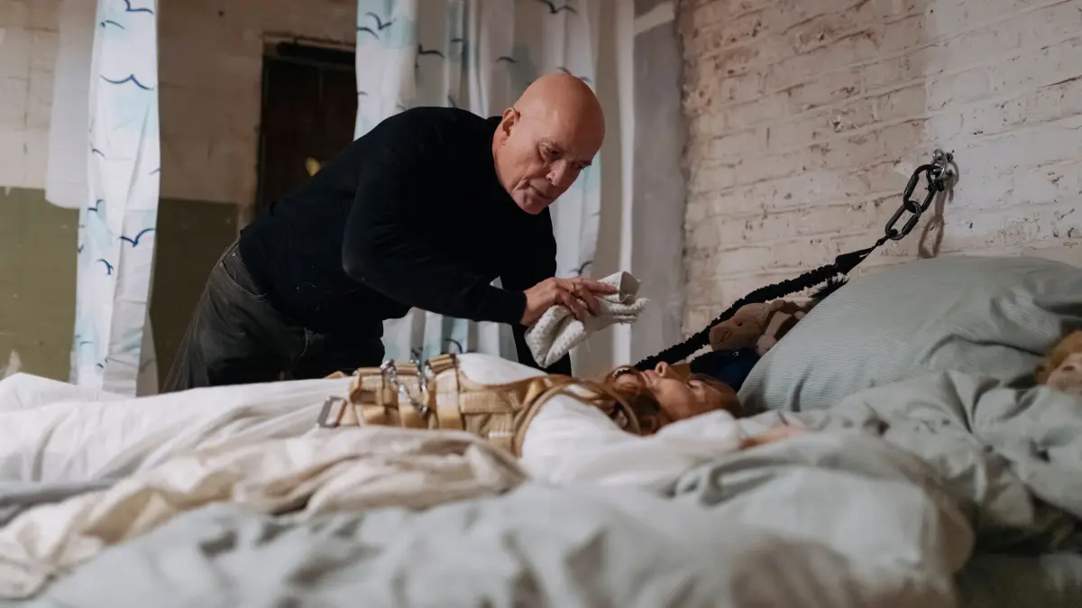 Der Buchhalter Adam (Christian Berkel) hat sich die Entführung von Beauty-Ikone Evelyn (Andrea Sawatzki) anders vorgestellt.