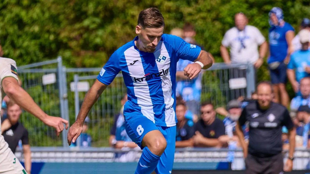 GER, FV Illertissen 1921 e.V. vs TSV 1860 Muenchen, Fussball, Herren, Toto-Pokal, Achtelfinale, Saison 2025/2026, 06.09.2025 : Milos Cocic (FV Illertissen, #08) springt ueber Jesper Verlaat (TSV 1860 Muenchen, #04)
GER, FV Illertissen 1921 e.V. vs TSV 1860 Muenchen, Fussball, Herren, Toto-Pokal, Achtelfinale, Saison 2025/2026, 06.09.2025
Foto: Eibner-Pressefoto/Gerald Oelze-de Stoppany
DFB regulations prohibit any use of photographs as image sequences and/or quasi-video