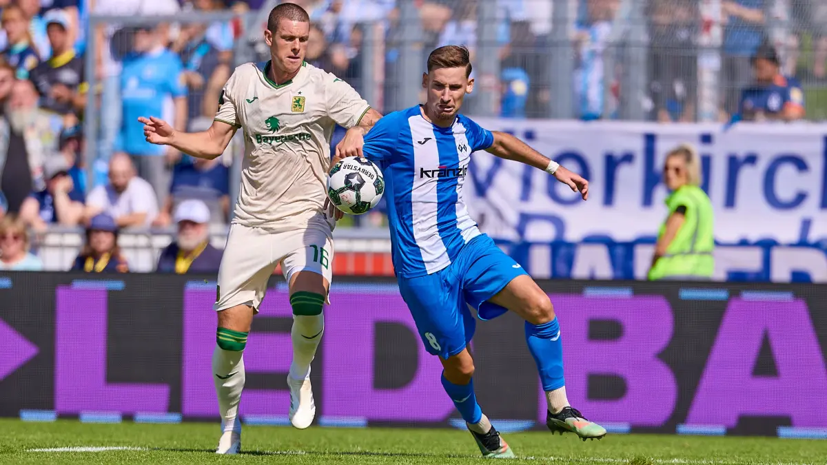 GER, FV Illertissen 1921 e.V. vs TSV 1860 Muenchen, Fussball, Herren, Toto-Pokal, Achtelfinale, Saison 2025/2026, 06.09.2025 : Zweikampf zwischen Max Reinthaler (TSV 1860 Muenchen, #16) und Milos Cocic (FV Illertissen, #08)
GER, FV Illertissen 1921 e.V. vs TSV 1860 Muenchen, Fussball, Herren, Toto-Pokal, Achtelfinale, Saison 2025/2026, 06.09.2025
Foto: Eibner-Pressefoto/Gerald Oelze-de Stoppany
DFB regulations prohibit any use of photographs as image sequences and/or quasi-video