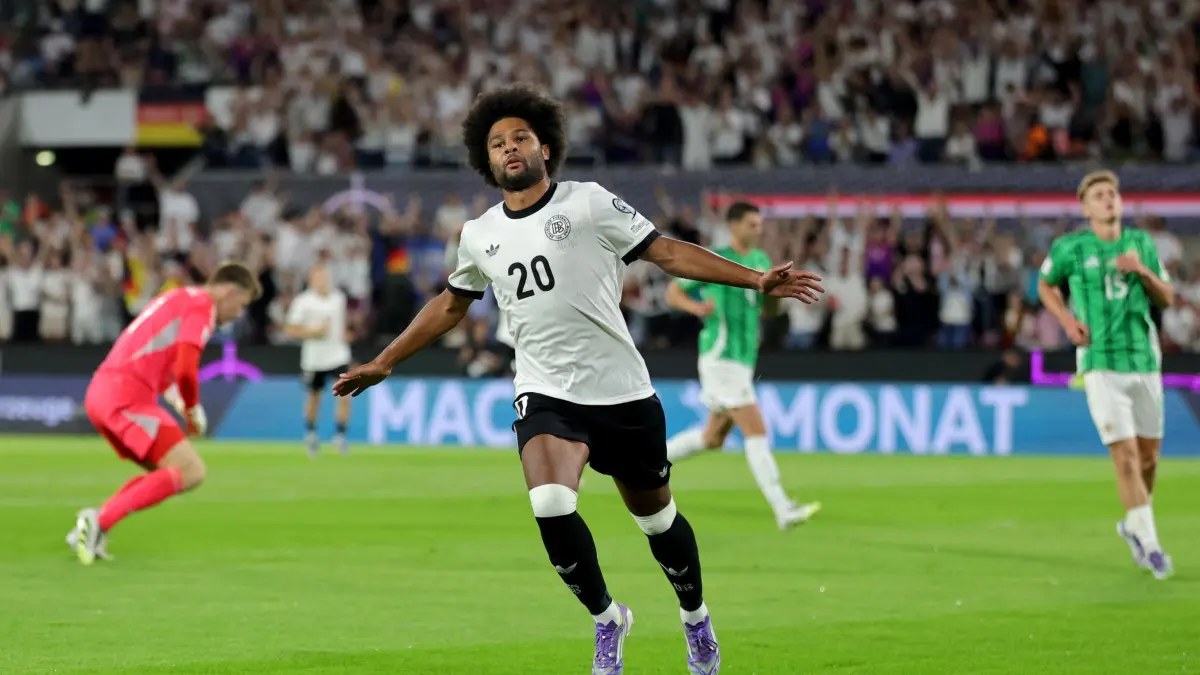 Deutschland - Nordirland: 07.09.2025, Nordrhein-Westfalen, Köln: Fußball: WM-Qualifikation Europa, Deutschland - Nordirland, Gruppenphase, Gruppe A, 2. Spieltag, RheinEnergieStadion, Serge Gnabry (Deutschland) bejubelt sein Tor zum 1:0. WICHTIGER HINWEIS: Gemäß den Vorgaben der DFL Deutsche Fußball Liga bzw. des DFB Deutscher Fußball-Bund ist es untersagt, in dem Stadion und/oder vom Spiel angefertigte Fotoaufnahmen in Form von Sequenzbildern und/oder videoähnlichen Fotostrecken zu verwerten bzw. verwerten zu lassen. Foto: Rolf Vennenbernd/dpa +++ dpa-Bildfunk +++