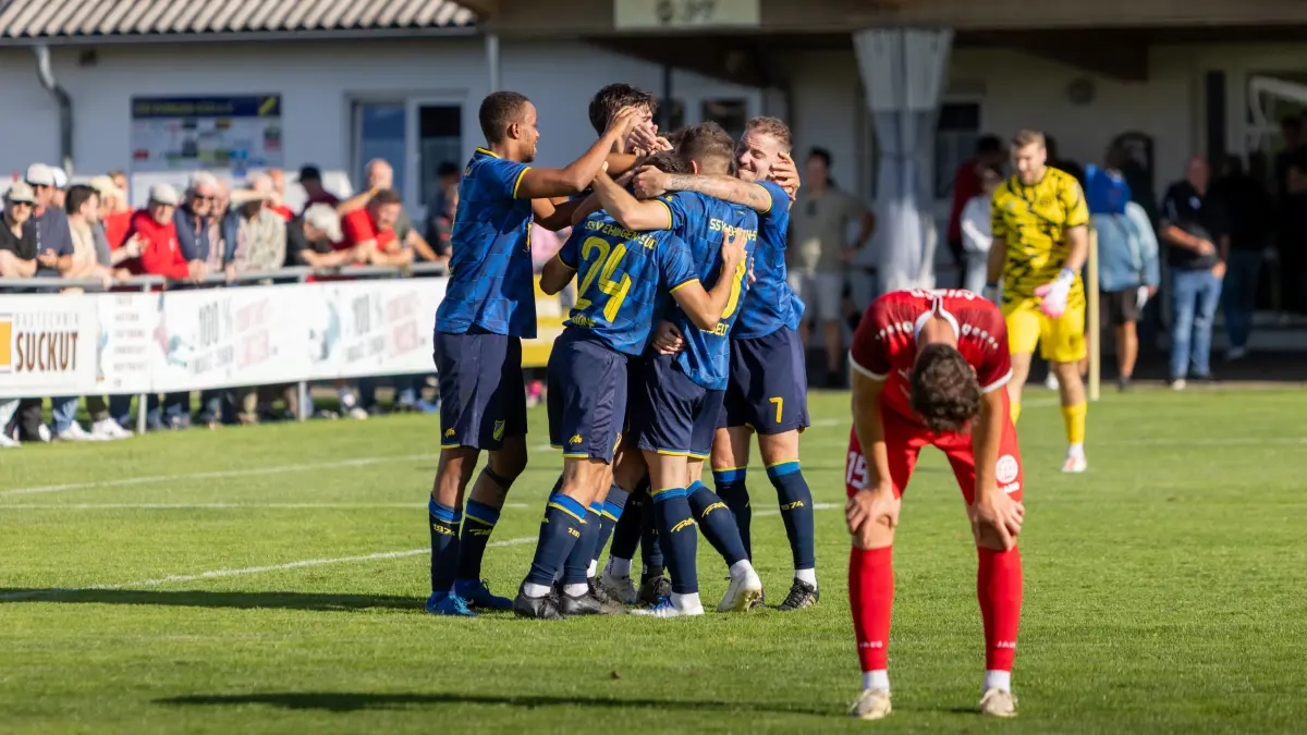 SSV Ehingen-Süd - TSV Oberensingen 2:0 Verbandsliga Fußball Jubel nach dem 2:0