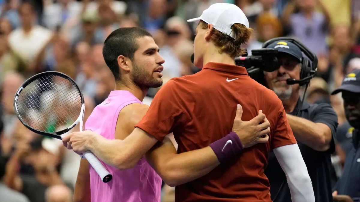 US Open - ATP-Tour: 07.09.2025, USA, New York: Tennis: Grand Slam, ATP-Tour, US Open, Einzel, Herren, Finale, Sinner (Italien) - Alcaraz (Spanien): Carlos Alcaraz (l) und Jannik Sinner (rechts) umarmen sich nach dem Finale. Foto: Seth Wenig/AP/dpa +++ dpa-Bildfunk +++