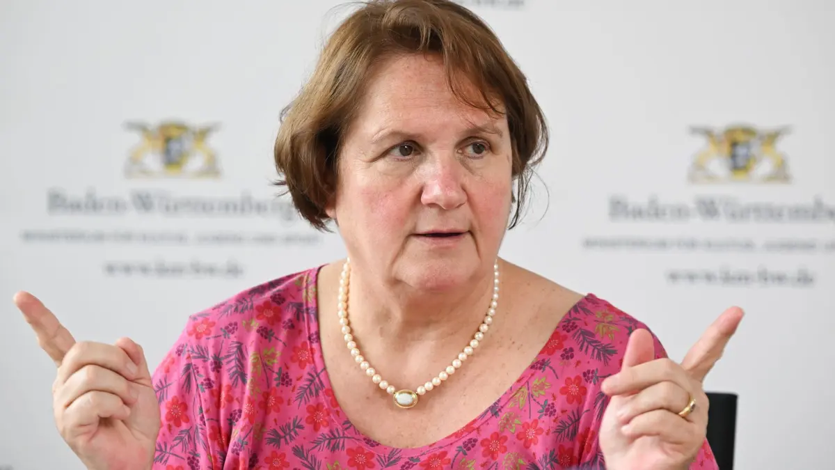 PRODUKTION - 24.07.2024, Baden-Württemberg, Stuttgart: Theresa Schopper (Bündnis 90/Die Grünen), Kultusministerin von Baden-Württemberg, aufgenommen in ihrem Ministerium bei einem Interview mit dpa. (zu dpa: «Fehlt Sport beim Sondervermögen? Kritik der Länderminister») Foto: Bernd Weißbrod/dpa +++ dpa-Bildfunk +++