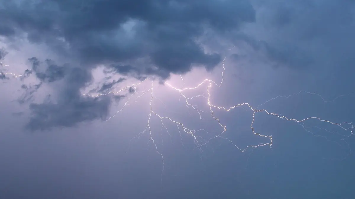 Ein Blitz zuckt bei einem Sommergewitter am abendlichen Himmel. (zu dpa: «Lokale Gewitter im Westen mit Starkregen erwartet») +++ dpa-Bildfunk +++