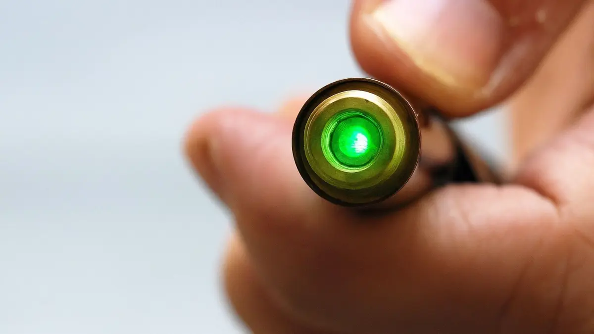 Einer der Jugendliche zielte mit einem grünen Laserpointer auf den Lokführer (Symbolbild).