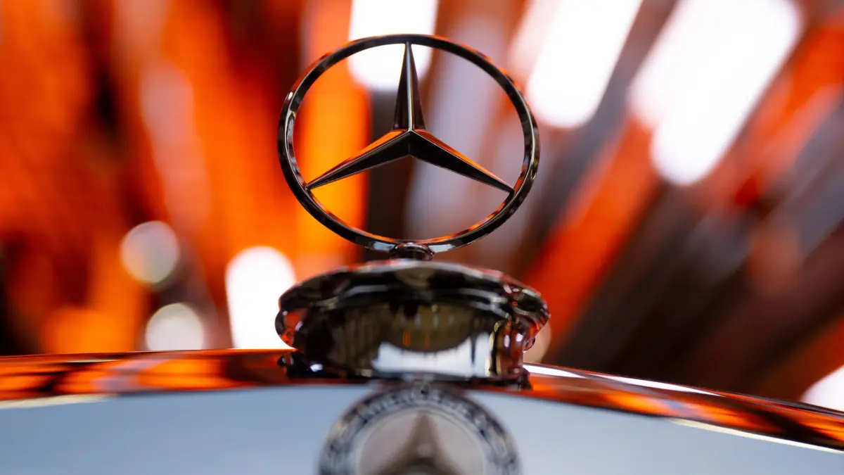 07.09.2025, Bayern, München: EIn Mercedesstern ist am Messestand von Mercedes-Benz vor Beginn der Internationalen Automobil-Ausstellung (IAA Mobility) zu sehen. Die IAA Mobility 2025 findet vom 09.-14.09.2025 in München statt. Foto: Sven Hoppe/dpa +++ dpa-Bildfunk +++