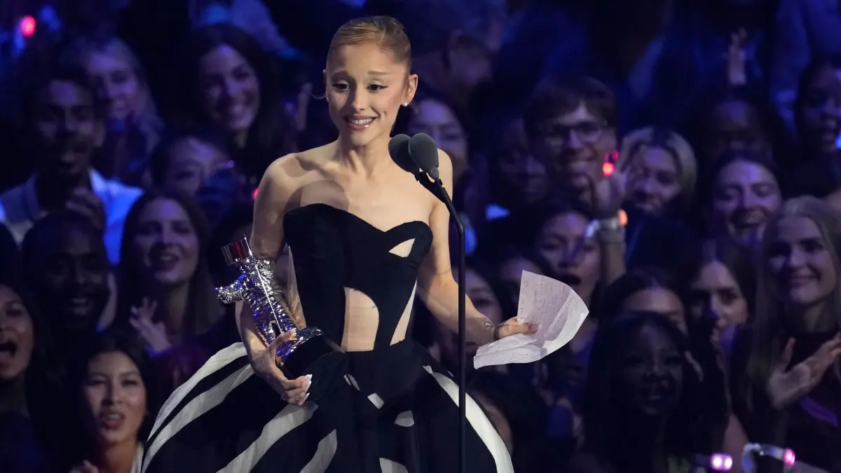 MTV Video Music Awards 2025: 07.09.2025, USA, Elmont: Ariana Grande nimmt den Preis für den besten Pop für "Brighter Days Ahead" während der MTV Video Music Awards in der UBS Arena entgegen. Foto: Charles Sykes/Invision/AP/dpa +++ dpa-Bildfunk +++