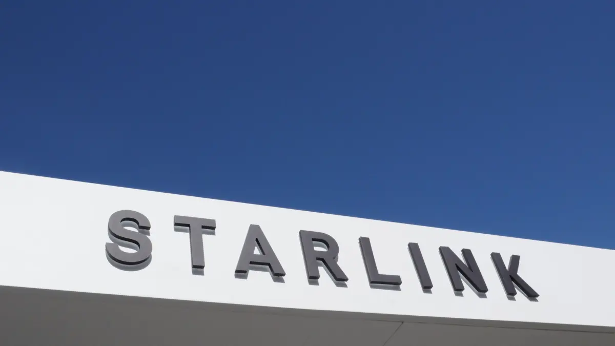 Mobile World Congress in Barcelona - Starlink: ARCHIV - 29.02.2024, Spanien, Barcelona: Das Logo des Satellitennetzwerks Starlink steht am Marketing-Pavillon des Raumfahrtunternehmens SpaceX bei der Mobilfunk-Messe Mobile World Congress (MWC). (zu dpa: «Starlink kann mit Frequenz-Zukauf leichter Handys erreichen») Foto: Wolf von Dewitz/dpa +++ dpa-Bildfunk +++