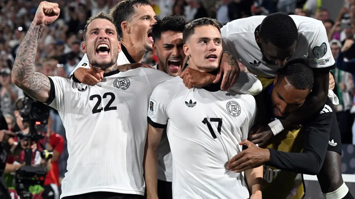 Deutschland - Nordirland: 07.09.2025, Nordrhein-Westfalen, Köln: Fußball: WM-Qualifikation Europa, Deutschland - Nordirland, Gruppenphase, Gruppe A, 2. Spieltag, RheinEnergieStadion, Florian Wirtz (Deutschland) bejubelt sein Tor zum 3:1 mit seinen Teamkollegen. (zu dpa: «Nagelsmanns Erkenntnisse und ein Joker «auf dem Gaspedal»») Foto: Federico Gambarini/dpa +++ dpa-Bildfunk +++