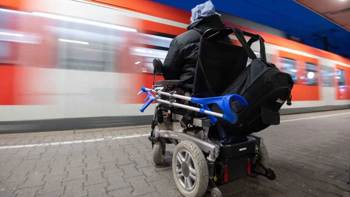Mann im Rollstuhl steht am Bahnhof an einem Gleis: ARCHIV - Menschen im Rollstuhl sind bei Bahnreisen oft auf Unterstützung angewiesen. (zu dpa: «EU-Bahnreisen mit Behinderung: Infos und Tipps») Foto: Marijan Murat/dpa/dpa-tmn - Honorarfrei nur für Bezieher des dpa-Themendienstes +++ dpa-Themendienst +++