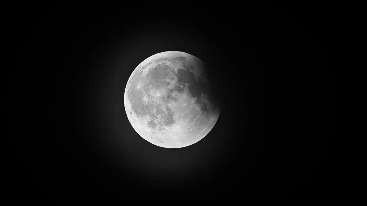 Die totale Mondfinsternis ist beinahe vorbei und der Vollmond wieder vollständig zu sehen.