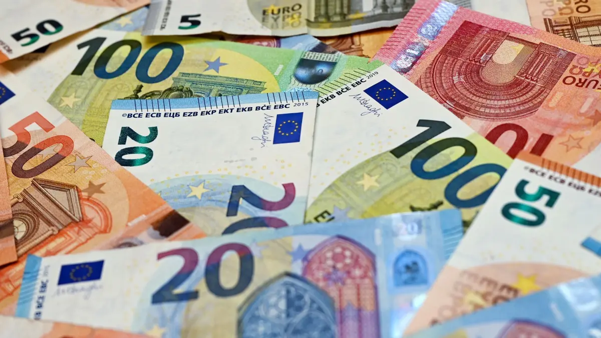 Verbraucherkredite: ARCHIV - 17.03.2021, Brandenburg, Sieversdorf: ILLUSTRATION: Eurobanknoten liegen auf einem Tisch. Verbraucherschützer fordern einen besseren Schutz von Kreditnehmern bei sogenannten Nullprozent-Finanzierungen, mit denen vor allem der Handel wirbt. (zu dpa: «Mehr Beschwerden über Manipulation bei Online-Krediten») Foto: Patrick Pleul/dpa-Zentralbild/dpa +++ dpa-Bildfunk +++