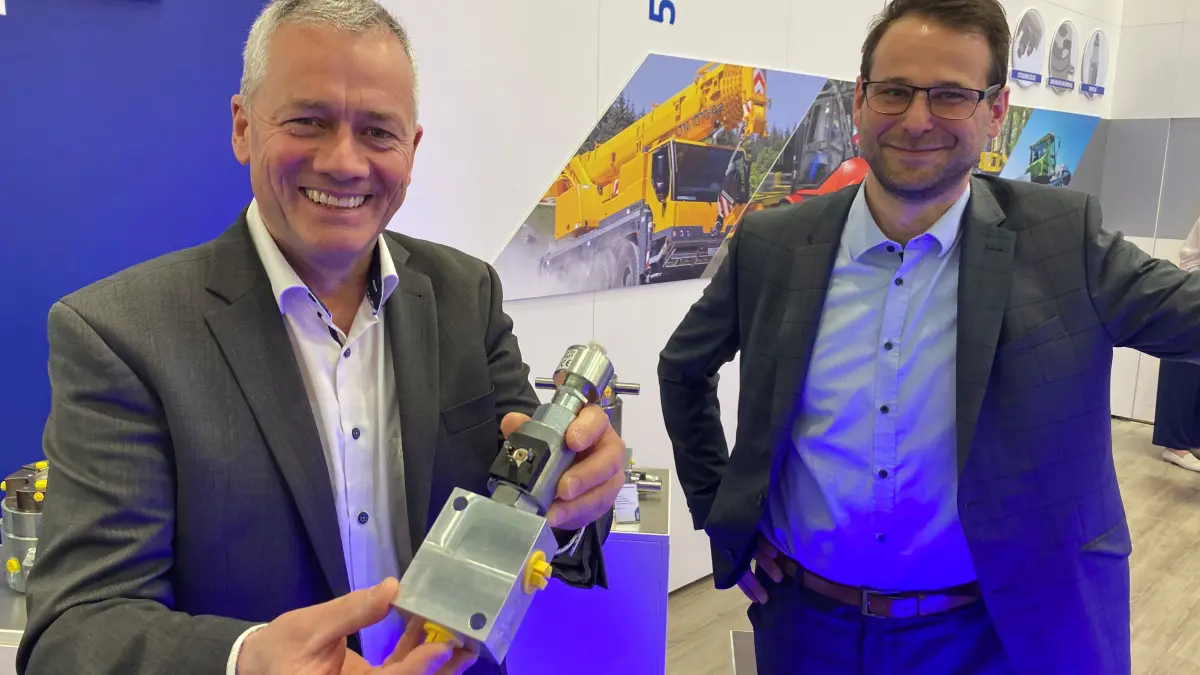 Tries-Geschäftsführer Andreas Guter (links) und Junior-Chef Matthias Tries im April auf der Baumesse Bauma in München. Ihr Optimismus hat sich bewahrheitet.