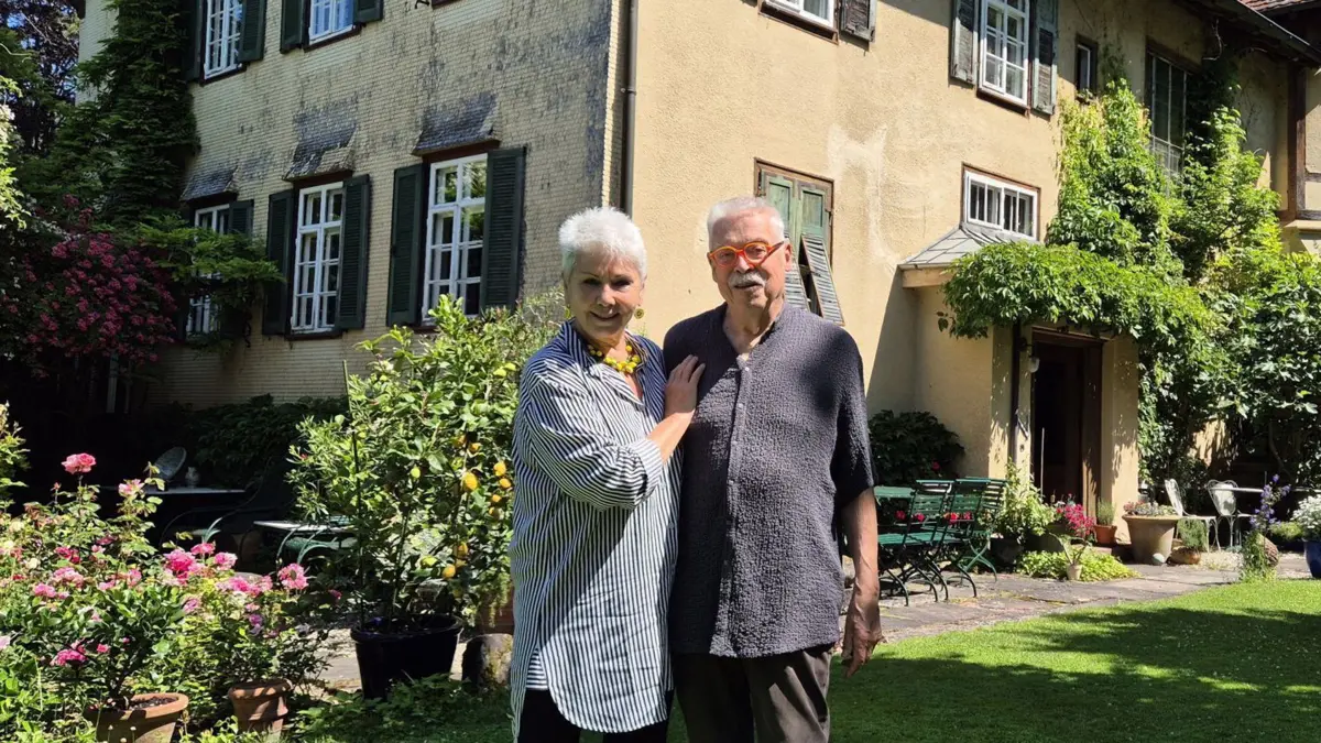 Martina Meuth und Bernd „Moritz“ Neuner-Duttenhofer vor ihrem Apfelgut in Hopfau. Hier läuft nun eine neue Video-Produktion.