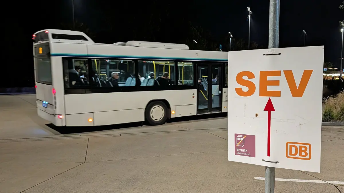 Schienenersatzverkehr (SEV) am Busbahnhof (ZOB) vor dem Hauptbahnhof am Europaplatz in Tübingen