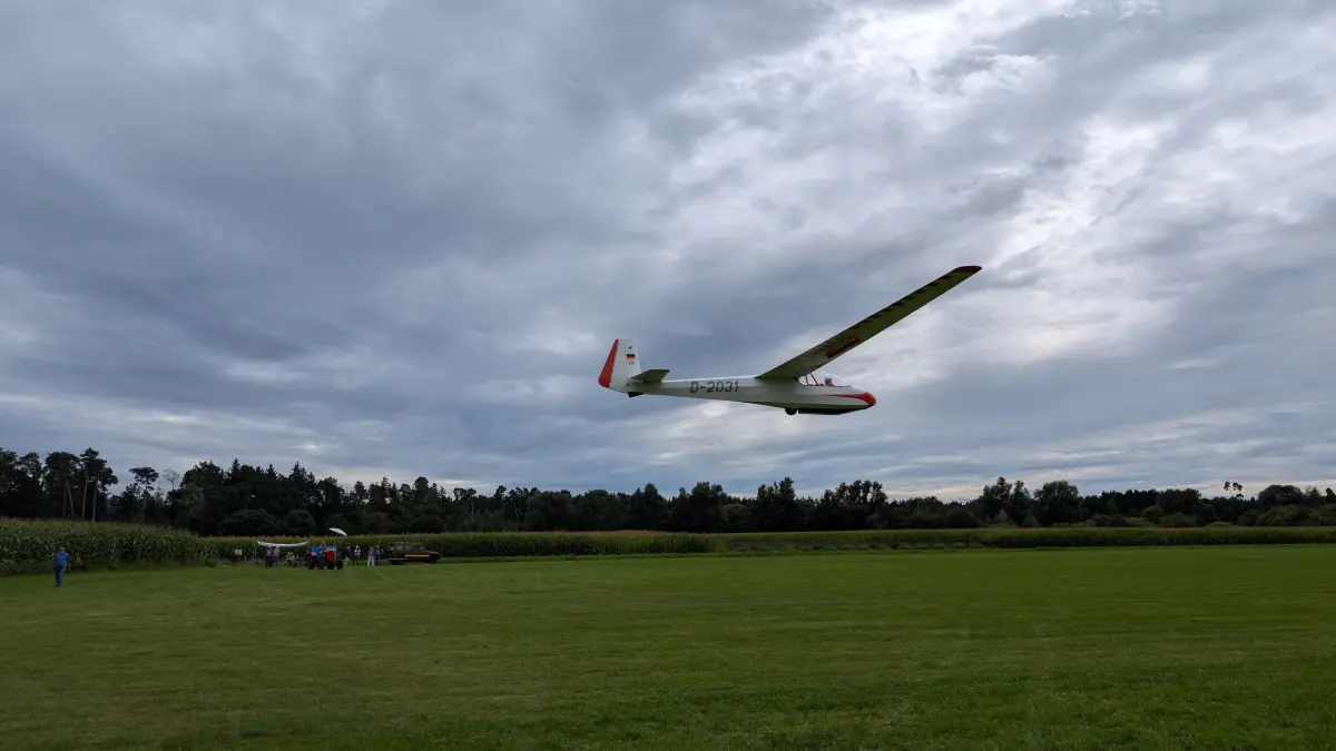 Die K 7 beim Landeanflug auf den Weißenhorner Flugplatz - Wolken machen sich beim Segelflug sofort bemerkbar.