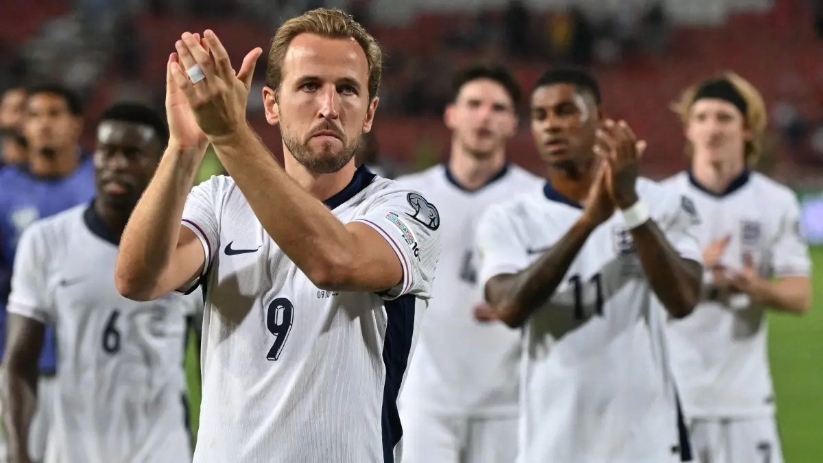 England's striker #09 Harry Kane celebrates with teammates after winning the 2026 FIFA World Cup European Qualifiers Group K football match between Serbia and England, at the Rajko Mitic Stadium in Belgrade, on September 9, 2025. (Photo by OLIVER BUNIC / AFP)