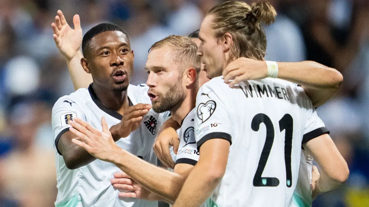 Bosnien-Herzegowina - Österreich: 09.09.2025, Bosnien-Herzegowina, Zenica: Fußball: WM-Qualifikation Europa, Bosnien-Herzegowina - Österreich, Konrad Laimer (M, AUT) jubelt mit David Alaba (AUT) und Patrick Wimmer (AUT) nach seinem Tor zum 2:1 Foto: Georg Hochmuth/APA/dpa +++ dpa-Bildfunk +++