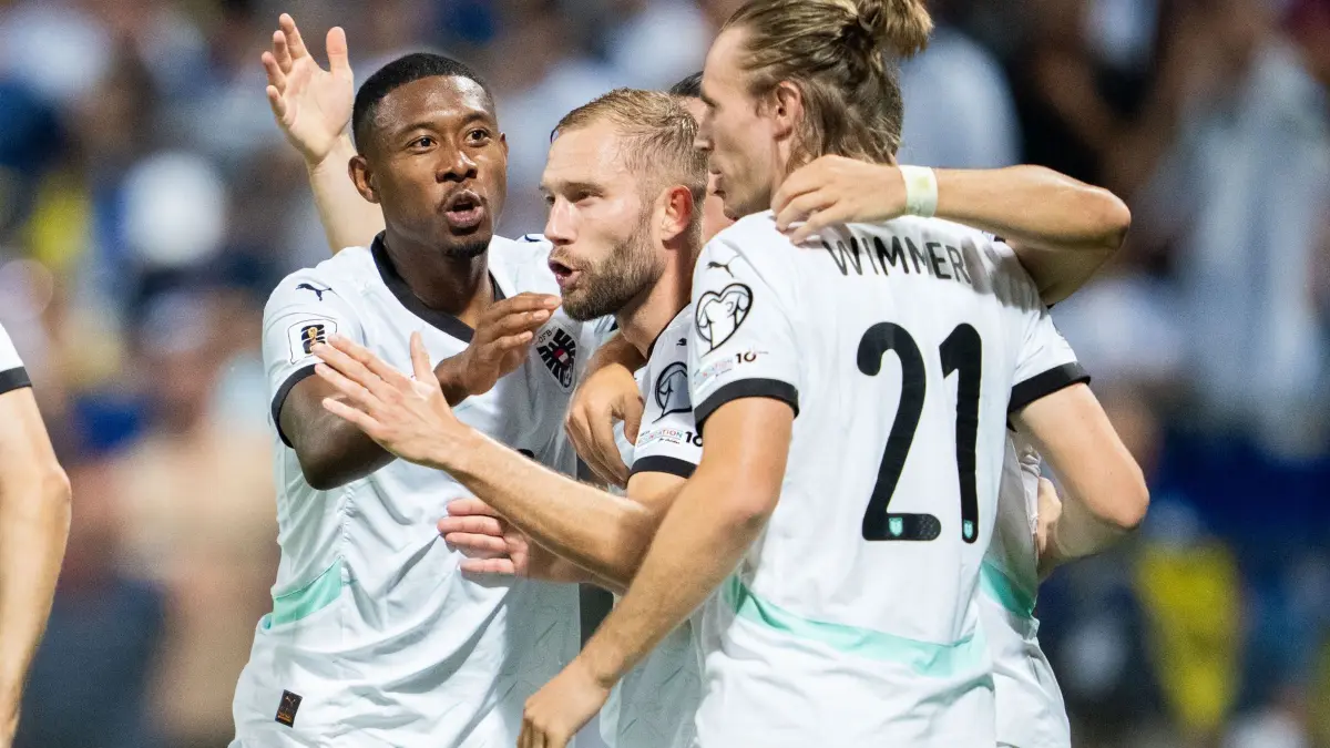 Bosnien-Herzegowina - Österreich: 09.09.2025, Bosnien-Herzegowina, Zenica: Fußball: WM-Qualifikation Europa, Bosnien-Herzegowina - Österreich, Konrad Laimer (M, AUT) jubelt mit David Alaba (AUT) und Patrick Wimmer (AUT) nach seinem Tor zum 2:1 Foto: Georg Hochmuth/APA/dpa +++ dpa-Bildfunk +++