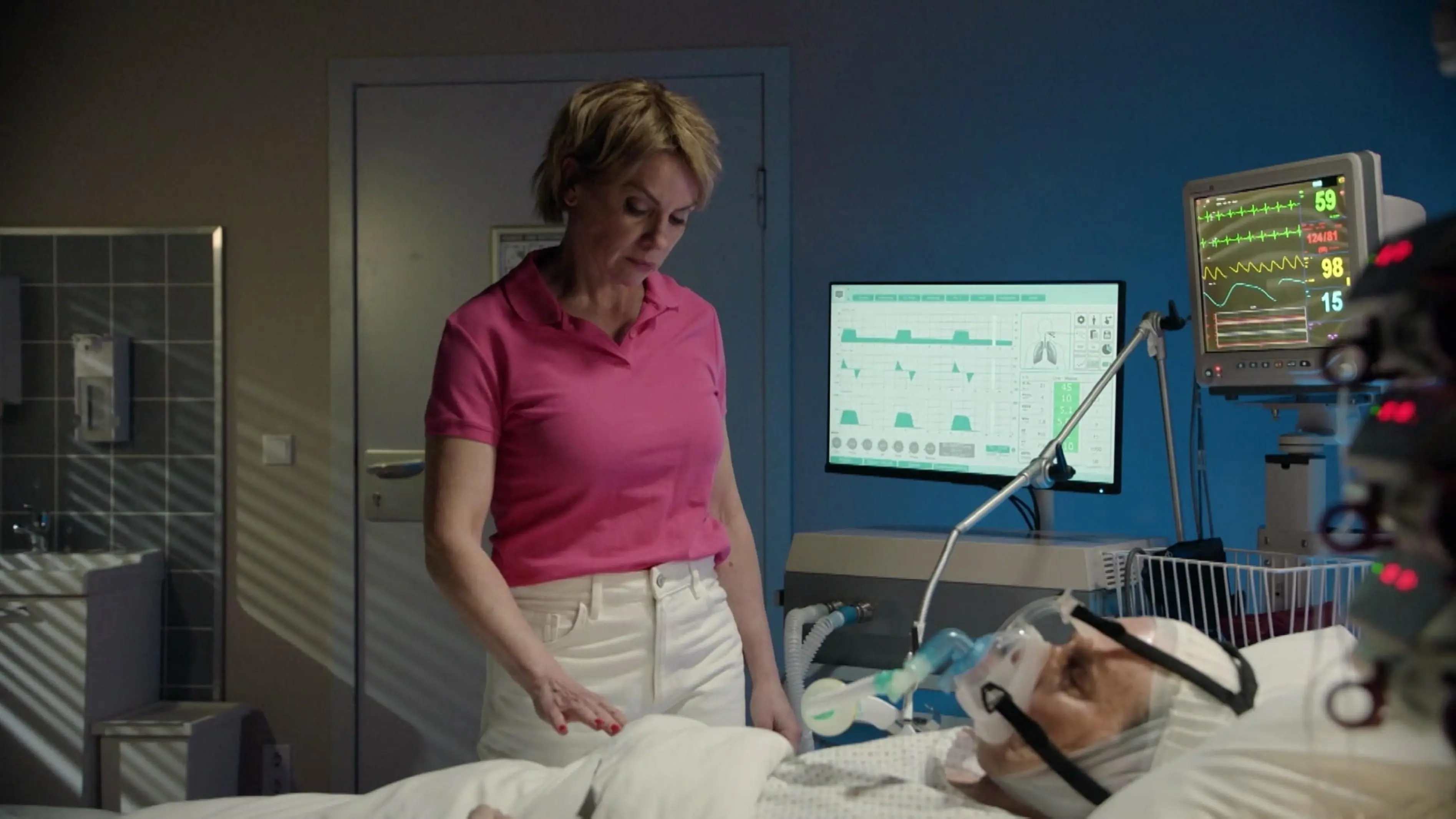 Yvonne (Gisa Zach) will die Patientenverfügung ihres Ehemannes Jo Gerner (Wolfgang Bahro) an das Krankenhaus übergeben. Eine Entscheidung, die seinen Tod bedeuten würde.