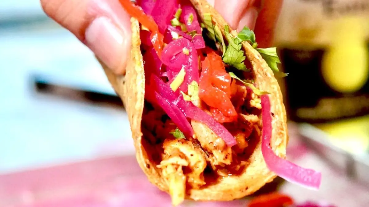 Pollo Pibil Tacos: HANDOUT - Pollo Pibil Tacos nennt Andres Besson die Hühnchen-Tacos in seiner Taqueria «Los Carnales». (zu dpa: «Taco-Time! Wenn es in der Tortilla bunt wird») Foto: Andres Besson/dpa-tmn - Honorarfrei nur für Bezieher des dpa-Themendienstes +++ dpa-Themendienst +++