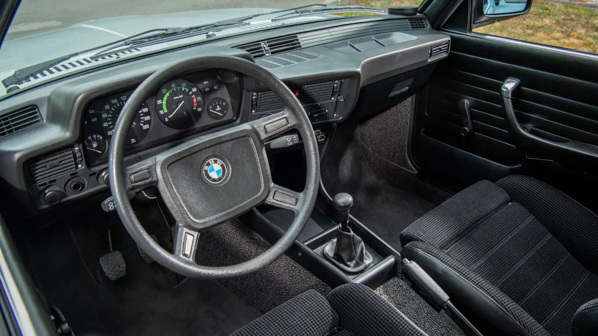 Innenansicht BMW 3er: HANDOUT - Typisches Cockpit: zum Fahrer geneigte Bedienelemente und viele aufpreispflichtige Details - etwa die Servolenkung. (zu dpa: «50 Jahre 3er BMW: Der Vater der Fahrfreude feiert Geburtstag») Foto: Hardy Mutschler/BMW AG/dpa-tmn - Honorarfrei nur für Bezieher des dpa-Themendienstes +++ dpa-Themendienst +++
