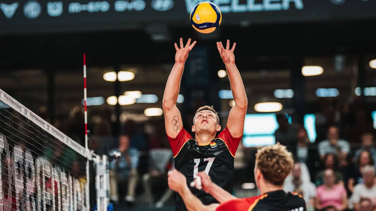 Volleyball-Länderspiel: Deutschland vs. Belgien, 23.08.25 Jan Zimmermann Deutschland, 17 spielt den Ball zu, Länderspiel: Deutschland vs. Belgien am 23.08.2025 in der LKH-Arena, Lüneburg *** Volleyball international match Germany vs Belgium, 23 08 25 Jan Zimmermann Germany, 17 passes the ball, international match Germany vs Belgium on 23 08 2025 in the LKH Arena, Lüneburg Copyright: xBEAUTIFULxSPORTS/Tonhäuserx