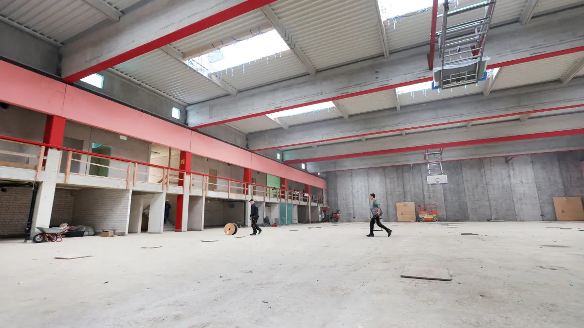 Erasmus-Widmann-Gymnasium am Schulzentrum West - Letzte Arbeiten vor dem Beginn des neuen Schuljahr Arbeiter an der Hagenbachhalle 2 - Turnhalle Halle Sporthalle 2