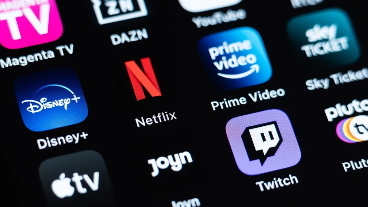 Streaming-Dienste: ARCHIV - 08.03.2022, Baden-Württemberg, Rottweil: Verschiedene Streaming-Dienste, darunter Magenta TV, DAZN, YouTube, Disney+, Netflix, Prime Video, Sky Ticket, Aplle TV, Joyn, Twitch, sind auf dem Display eines iPhone SE zu sehen. (zu dpa: «Streaming-Markt in Deutschland wächst») Foto: Silas Stein/dpa +++ dpa-Bildfunk +++