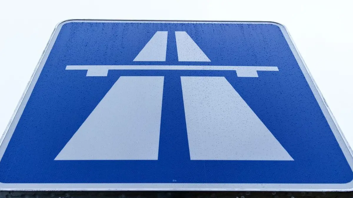 Verkehrszeichen Autobahn: ARCHIV - 25.11.2018, Nordrhein-Westfalen, Bad Oeynhausen: Blick auf ein Autobahnschild. (zu dpa: «Brennender Lkw löst Sperrung einer Richtung auf A7 aus») Foto: Friso Gentsch/dpa +++ dpa-Bildfunk +++