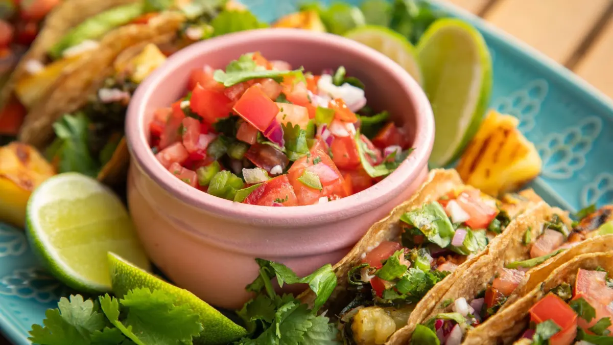 Salsa als Topping von Tacos: ILLUSTRATION - An der Salsa zu den Hähnchen-Tacos kann sich jeder nach Wahl bedienen. Die Salsa wird in der mexikanischen Küche «Pico de gallo» (spanisch für «Hahnenschnabel») genannt. (zu dpa: «Taco-Time! Wenn es in der Tortilla bunt wird») Foto: Christin Klose/dpa-tmn - Honorarfrei nur für Bezieher des dpa-Themendienstes +++ dpa-Themendienst +++