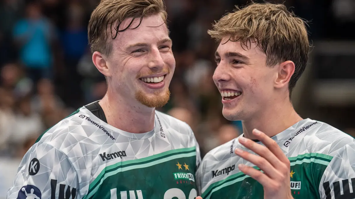 Frisch Auf Goeppingen vs. SC DHfK Leipzig, Handball, 1. Bundesliga, Herren, Spielzeit 2025/2026, 11.09.2025: Fynn Hofele (Frisch Auf Goeppingen, #18) und Erik Persson (Frisch Auf Goeppingen, #22), Frisch Auf Goeppingen vs. SC DHfK Leipzig, Handball, 1. Bundesliga, Herren, Spielzeit 2025/2026, 11.09.2025,
Foto: Eibner-Pressefoto/Michael Schmidt