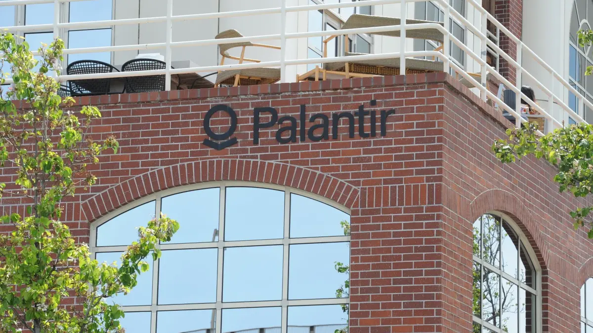Datenfirma Palantir: ARCHIV - 10.05.2018, USA, Palo Alto: Das Logo der Datenanalyse-Firma Palantir ist auf dem Hauptquartier des Unternehmens zu sehen. (zu dpa: «Debatte um Palantir – FDP fordert europäische Alternativen») Foto: Andrej Sokolow/dpa +++ dpa-Bildfunk +++