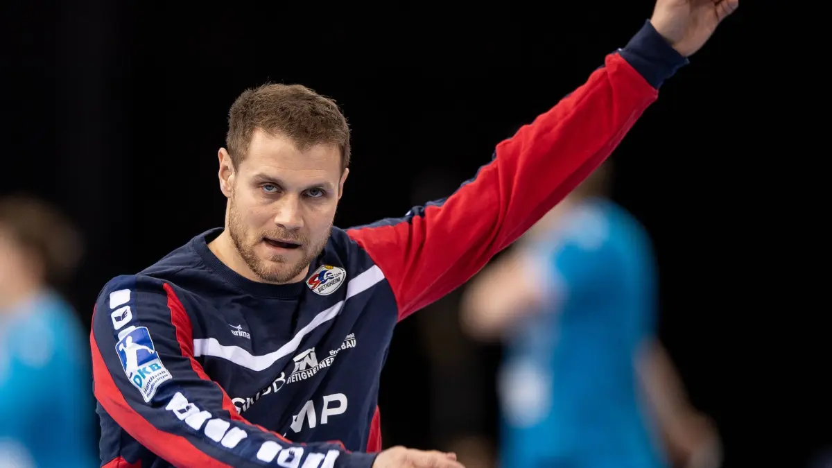 Michael Kraus: ARCHIV - 17.03.2019, Baden-Württemberg, Ludwigsburg: Handball: Bundesliga, SG BBM Bietigheim - TVB Stuttgart, 24. Spieltag: Bietigheimer Michael Kraus wärmt sich vor dem Spiel auf. (zu dpa: «Ex-Weltmeister kritisiert Hanning: «Sympathien verspielt»») Foto: Fabian Sommer/dpa +++ dpa-Bildfunk +++