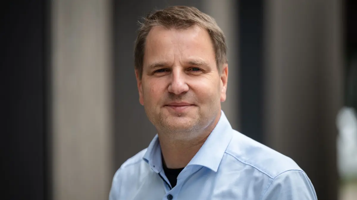 Ingo Sadewasser, Leiter der Tübinger Musikschule, vor dem Neubau der Musikschule