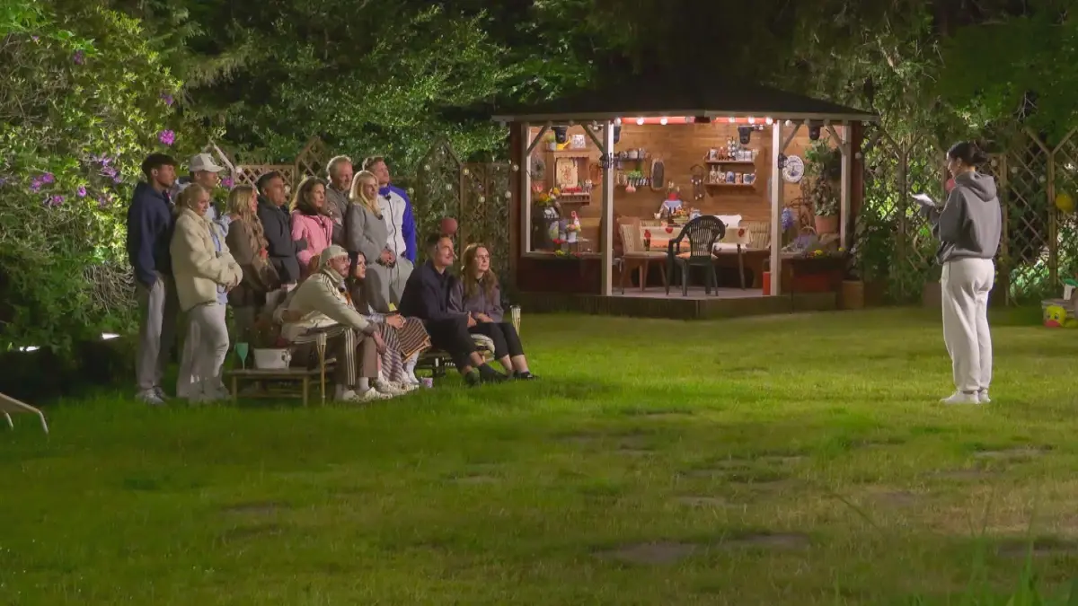 Die Paare im „Sommerhaus der Stars“ kämpfen um 50.000 Euro, doch nach und nach fliegen sie raus.