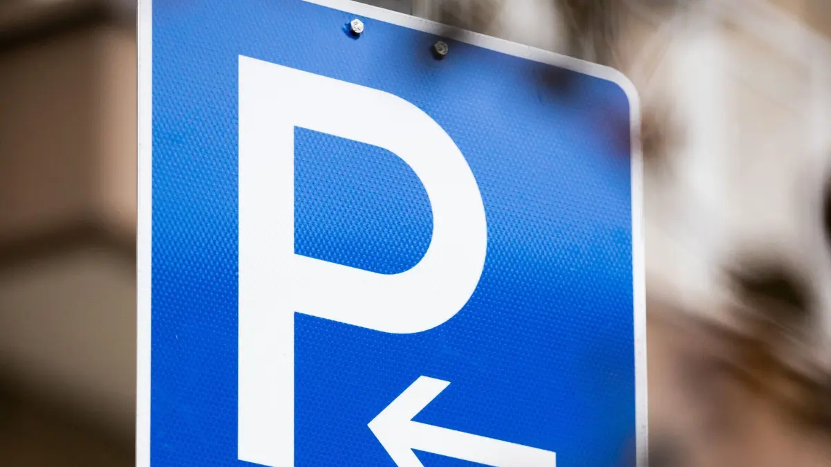 Parkschild mit Richtungspfeil: ARCHIV - Platz zum Parken: Der Pfeil markiert den Beginn der entsprechend zum Parken freigebenden Fläche. (zu dpa: «Missverständliche Beschilderung - kein Knöllchen?») Foto: Rolf Vennenbernd/dpa/dpa-tmn - Honorarfrei nur für Bezieher des dpa-Themendienstes +++ dpa-Themendienst +++